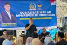 Arif Rahman, Anggota Dpr Ri Fraksi Nasdem, Sosialisasikan Empat Pilar Dan Serap Aspirasi Warga Rangkasbitung Sosialisasi Empat Pilar Kebangsaan, Arif Rahman Jaring Aspirasi Masyarakat Rangkasbitung Lebak – Anggota Komisi Iv Dpr Ri Dari Fraksi Partai Nasdem, Arif Rahman, Menggelar Kegiatan Sosialisasi Empat Pilar Kehidupan Berbangsa Dan Bernegara Di Kampung Salahaur, Kecamatan Rangkasbitung, Kabupaten Lebak, Banten, Pada Minggu, 20 Juli 2026. Kegiatan Yang Dihadiri Oleh Sekitar 150 Warga Ini Juga Turut Dihadiri Oleh Sejumlah Tokoh Penting, Di Antaranya Imam Septiana, Anggota Dprd Kabupaten Lebak Sekaligus Ketua Fraksi Nasdem Lebak; Ika Kartikasari, Anggota Dprd Provinsi Banten; Serta Dedy, Ketua Dpd Partai Nasdem Kabupaten Lebak. Dalam Sambutannya, Arif Rahman Menegaskan Bahwa Kegiatan Ini Bukan Hanya Ajang Penyampaian Materi Empat Pilar, Namun Juga Momen Penting Untuk Mendengar Langsung Aspirasi Masyarakat. “Saya Sering Keliling Dari Malimping, Bayah, Pandeglang, Hingga Cibaliung. Selain Menyampaikan Materi Empat Pilar, Tujuan Utama Saya Adalah Menyerap Aspirasi Bapak Dan Ibu Semua,” Kata Arif. Ia Menjelaskan Bahwa Beberapa Aspirasi Masyarakat Sudah Mulai Ditindaklanjuti, Seperti Bantuan Alat-Alat Pertanian, Bioflok, Bibit Ikan, Serta Pompa Air Untuk Desa-Desa Yang Membutuhkan. Ke Depan, Arif Juga Menyebut Akan Memperjuangkan Bantuan Traktor, Bibit Buah Untuk Petani Hutan, Serta Dukungan Untuk Kelompok Tani Dan Peternakan. “Bantuan Tidak Bisa Diberikan Ke Individu, Tapi Melalui Kelompok. Saya Ingin Program Berjalan Bertahap Dan Tepat Sasaran,” Tegasnya. Dalam Kesempatan Itu, Arif Juga Mendorong Pembentukan Koperasi Dan Umkm Agar Ibu-Ibu Di Desa Memiliki Aktivitas Produktif Yang Bisa Membantu Perekonomian Keluarga. “Saya Tadi Bisik-Bisik Ke Pak Imam, Ayo Kita Buat Koperasi. Misalnya Kita Kemas Keripik Singkong Keju Agar Lebih Menarik Dan Punya Nilai Jual. Jangan Cuma Andalkan Pertanian, Umkm Juga Kita Bantu,” Ujarnya. Dalam Pemaparan Materi Sosialisasi, Arif Mengajak Masyarakat Untuk Mengamalkan Empat Pilar Kebangsaan, Yakni Pancasila, Uud 1945, Nkri, Dan Bhinneka Tunggal Ika. “Kalau Dirangkum, Nilai-Nilai Ini Semuanya Ada Dalam Al-Qur’an. Intinya, Kita Harus Saling Kenal Agar Bisa Saling Sayang. Saya Datang Ke Sini Untuk Menjalin Silaturahmi Dan Menyampaikan Bahwa Hidup Ini Ibadah, Termasuk Mengabdi Kepada Rakyat,” Tutur Arif. Ia Juga Menambahkan Bahwa Meskipun Tugas Sosialisasi Empat Pilar Secara Konstitusional Adalah Tanggung Jawab Mpr, Namun Sebagai Anggota Dpr Ri Ia Merasa Memiliki Tanggung Jawab Moral Untuk Menyampaikan Nilai-Nilai Tersebut Langsung Ke Masyarakat. “Komisi Iv Ini Dikenal Sebagai ‘Komisi Air Mata’, Karena Kami Selalu Bersentuhan Dengan Petani Dan Nelayan. Tapi Dari Air Mata Itu, Kita Bisa Wujudkan Harapan Asal Kita Kelola Dengan Benar,” Kata Arif. Arif Berharap Ke Depan Bisa Terus Bersinergi Dengan Dprd Lebak, Dpd Nasdem, Dan Seluruh Masyarakat Dalam Mengawal Aspirasi Dan Menjalankan Program-Program Pro-Rakyat. “Saya Bukan Milik Pribadi. Setelah Saya Terpilih, Saya Milik Masyarakat. Kita Harus Saling Bantu, Saling Mendampingi, Dan Terus Berpikir Kreatif Agar Masyarakat Banten, Khususnya Lebak Dan Pandeglang, Bisa Lebih Sejahtera,” Pungkasnya.