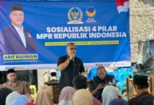 Arif Rahman, Anggota DPR RI Fraksi NasDem, Sosialisasikan Empat Pilar dan Serap Aspirasi Warga Rangkasbitung Sosialisasi Empat Pilar Kebangsaan, Arif Rahman Jaring Aspirasi Masyarakat Rangkasbitung LEBAK – Anggota Komisi IV DPR RI dari Fraksi Partai NasDem, Arif Rahman, menggelar kegiatan Sosialisasi Empat Pilar Kehidupan Berbangsa dan Bernegara di Kampung Salahaur, Kecamatan Rangkasbitung, Kabupaten Lebak, Banten, pada Minggu, 20 Juli 2026. Kegiatan yang dihadiri oleh sekitar 150 warga ini juga turut dihadiri oleh sejumlah tokoh penting, di antaranya Imam Septiana, Anggota DPRD Kabupaten Lebak sekaligus Ketua Fraksi NasDem Lebak; Ika Kartikasari, Anggota DPRD Provinsi Banten; serta Dedy, Ketua DPD Partai NasDem Kabupaten Lebak. Dalam sambutannya, Arif Rahman menegaskan bahwa kegiatan ini bukan hanya ajang penyampaian materi Empat Pilar, namun juga momen penting untuk mendengar langsung aspirasi masyarakat. “Saya sering keliling dari Malimping, Bayah, Pandeglang, hingga Cibaliung. Selain menyampaikan materi Empat Pilar, tujuan utama saya adalah menyerap aspirasi bapak dan ibu semua,” kata Arif. Ia menjelaskan bahwa beberapa aspirasi masyarakat sudah mulai ditindaklanjuti, seperti bantuan alat-alat pertanian, bioflok, bibit ikan, serta pompa air untuk desa-desa yang membutuhkan. Ke depan, Arif juga menyebut akan memperjuangkan bantuan traktor, bibit buah untuk petani hutan, serta dukungan untuk kelompok tani dan peternakan. “Bantuan tidak bisa diberikan ke individu, tapi melalui kelompok. Saya ingin program berjalan bertahap dan tepat sasaran,” tegasnya. Dalam kesempatan itu, Arif juga mendorong pembentukan koperasi dan UMKM agar ibu-ibu di desa memiliki aktivitas produktif yang bisa membantu perekonomian keluarga. “Saya tadi bisik-bisik ke Pak Imam, ayo kita buat koperasi. Misalnya kita kemas keripik singkong keju agar lebih menarik dan punya nilai jual. Jangan cuma andalkan pertanian, UMKM juga kita bantu,” ujarnya. Dalam pemaparan materi sosialisasi, Arif mengajak masyarakat untuk mengamalkan Empat Pilar Kebangsaan, yakni Pancasila, UUD 1945, NKRI, dan Bhinneka Tunggal Ika. “Kalau dirangkum, nilai-nilai ini semuanya ada dalam Al-Qur’an. Intinya, kita harus saling kenal agar bisa saling sayang. Saya datang ke sini untuk menjalin silaturahmi dan menyampaikan bahwa hidup ini ibadah, termasuk mengabdi kepada rakyat,” tutur Arif. Ia juga menambahkan bahwa meskipun tugas sosialisasi Empat Pilar secara konstitusional adalah tanggung jawab MPR, namun sebagai anggota DPR RI ia merasa memiliki tanggung jawab moral untuk menyampaikan nilai-nilai tersebut langsung ke masyarakat. “Komisi IV ini dikenal sebagai ‘komisi air mata’, karena kami selalu bersentuhan dengan petani dan nelayan. Tapi dari air mata itu, kita bisa wujudkan harapan asal kita kelola dengan benar,” kata Arif. Arif berharap ke depan bisa terus bersinergi dengan DPRD Lebak, DPD NasDem, dan seluruh masyarakat dalam mengawal aspirasi dan menjalankan program-program pro-rakyat. “Saya bukan milik pribadi. Setelah saya terpilih, saya milik masyarakat. Kita harus saling bantu, saling mendampingi, dan terus berpikir kreatif agar masyarakat Banten, khususnya Lebak dan Pandeglang, bisa lebih sejahtera,” pungkasnya.