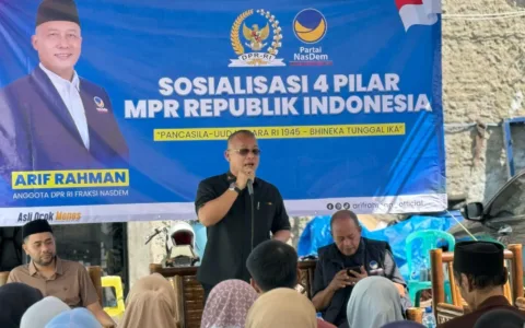 Arif Rahman, Anggota DPR RI Fraksi NasDem, Sosialisasikan Empat Pilar dan Serap Aspirasi Warga Rangkasbitung Sosialisasi Empat Pilar Kebangsaan, Arif Rahman Jaring Aspirasi Masyarakat Rangkasbitung LEBAK – Anggota Komisi IV DPR RI dari Fraksi Partai NasDem, Arif Rahman, menggelar kegiatan Sosialisasi Empat Pilar Kehidupan Berbangsa dan Bernegara di Kampung Salahaur, Kecamatan Rangkasbitung, Kabupaten Lebak, Banten, pada Minggu, 20 Juli 2026. Kegiatan yang dihadiri oleh sekitar 150 warga ini juga turut dihadiri oleh sejumlah tokoh penting, di antaranya Imam Septiana, Anggota DPRD Kabupaten Lebak sekaligus Ketua Fraksi NasDem Lebak; Ika Kartikasari, Anggota DPRD Provinsi Banten; serta Dedy, Ketua DPD Partai NasDem Kabupaten Lebak. Dalam sambutannya, Arif Rahman menegaskan bahwa kegiatan ini bukan hanya ajang penyampaian materi Empat Pilar, namun juga momen penting untuk mendengar langsung aspirasi masyarakat. “Saya sering keliling dari Malimping, Bayah, Pandeglang, hingga Cibaliung. Selain menyampaikan materi Empat Pilar, tujuan utama saya adalah menyerap aspirasi bapak dan ibu semua,” kata Arif. Ia menjelaskan bahwa beberapa aspirasi masyarakat sudah mulai ditindaklanjuti, seperti bantuan alat-alat pertanian, bioflok, bibit ikan, serta pompa air untuk desa-desa yang membutuhkan. Ke depan, Arif juga menyebut akan memperjuangkan bantuan traktor, bibit buah untuk petani hutan, serta dukungan untuk kelompok tani dan peternakan. “Bantuan tidak bisa diberikan ke individu, tapi melalui kelompok. Saya ingin program berjalan bertahap dan tepat sasaran,” tegasnya. Dalam kesempatan itu, Arif juga mendorong pembentukan koperasi dan UMKM agar ibu-ibu di desa memiliki aktivitas produktif yang bisa membantu perekonomian keluarga. “Saya tadi bisik-bisik ke Pak Imam, ayo kita buat koperasi. Misalnya kita kemas keripik singkong keju agar lebih menarik dan punya nilai jual. Jangan cuma andalkan pertanian, UMKM juga kita bantu,” ujarnya. Dalam pemaparan materi sosialisasi, Arif mengajak masyarakat untuk mengamalkan Empat Pilar Kebangsaan, yakni Pancasila, UUD 1945, NKRI, dan Bhinneka Tunggal Ika. “Kalau dirangkum, nilai-nilai ini semuanya ada dalam Al-Qur’an. Intinya, kita harus saling kenal agar bisa saling sayang. Saya datang ke sini untuk menjalin silaturahmi dan menyampaikan bahwa hidup ini ibadah, termasuk mengabdi kepada rakyat,” tutur Arif. Ia juga menambahkan bahwa meskipun tugas sosialisasi Empat Pilar secara konstitusional adalah tanggung jawab MPR, namun sebagai anggota DPR RI ia merasa memiliki tanggung jawab moral untuk menyampaikan nilai-nilai tersebut langsung ke masyarakat. “Komisi IV ini dikenal sebagai ‘komisi air mata’, karena kami selalu bersentuhan dengan petani dan nelayan. Tapi dari air mata itu, kita bisa wujudkan harapan asal kita kelola dengan benar,” kata Arif. Arif berharap ke depan bisa terus bersinergi dengan DPRD Lebak, DPD NasDem, dan seluruh masyarakat dalam mengawal aspirasi dan menjalankan program-program pro-rakyat. “Saya bukan milik pribadi. Setelah saya terpilih, saya milik masyarakat. Kita harus saling bantu, saling mendampingi, dan terus berpikir kreatif agar masyarakat Banten, khususnya Lebak dan Pandeglang, bisa lebih sejahtera,” pungkasnya.