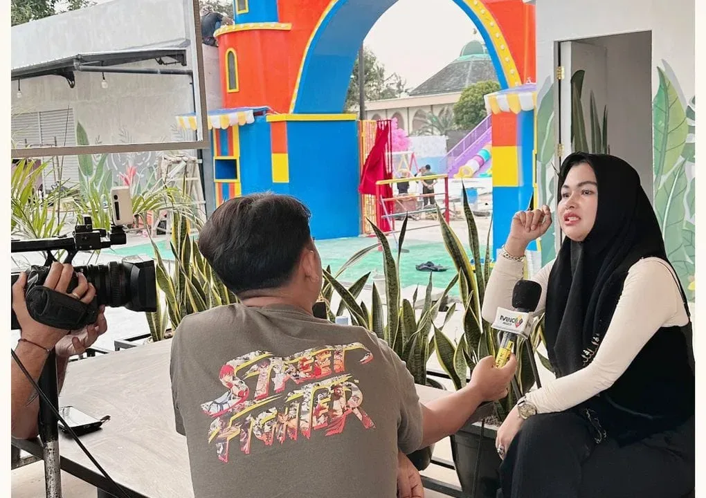 Camel Panduwinata, Sekretaris Jenderal Kerapatan Indonesia Tanah Air (KITA), menyampaikan ucapan Selamat Hari Anak Nasional kepada seluruh anak Indonesia, dari Sabang sampai Merauke. Dalam pernyataannya, Camel menegaskan pentingnya peran anak-anak sebagai masa depan bangsa dan modal utama kemajuan Indonesia. Camel mengutip Pasal 28B Ayat (1) Undang-Undang Dasar 1945 yang menyatakan: "Setiap anak berhak atas kelangsungan hidup, tumbuh, dan berkembang serta berhak atas perlindungan dari kekerasan dan diskriminasi." Ia menekankan bahwa hak-hak tersebut wajib dijamin dan dipenuhi oleh negara, masyarakat, dan semua pemangku kepentingan. Di tengah era digital dan pesatnya perkembangan teknologi, Camel melihat potensi besar dalam pemanfaatan smart inteligensia untuk meningkatkan kualitas pendidikan dan kesehatan anak-anak. Ia menyatakan, “Kemajuan teknologi harus menjadi alat yang powerful untuk memperluas akses pendidikan, mendorong inovasi, serta meningkatkan kreativitas generasi muda.” Camel juga menyoroti pentingnya pendidikan yang berkualitas sebagai kunci utama untuk membangun kemampuan dan kompetensi anak-anak. Ia mendorong pemerintah dan masyarakat agar terus berupaya menyediakan pendidikan berbasis teknologi yang merata dan inklusif, agar tidak ada anak Indonesia yang tertinggal. “Anak-anak adalah cerminan dan harapan Indonesia ke depan. Kita semua memiliki tanggung jawab untuk memberikan perhatian, perlindungan, serta kesempatan terbaik bagi mereka,” ujar Camel. Mengakhiri pernyataannya, Camel mengucapkan, “Selamat Hari Anak Nasional 2025. Semoga seluruh anak Indonesia selalu bahagia, sehat, cerdas, dan sukses dalam mengejar cita-cita mereka. Mari bersama kita wujudkan masa depan yang lebih cerah bagi generasi penerus bangsa.