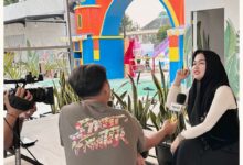 Artis Camelia Panduwinata Ucapkan Selamat Hari Anak Nasional 2025, Tekankan Pentingnya Pendidikan Dan Teknologi Untuk Masa Depan Anak Indonesa 4 Camel Panduwinata, Sekretaris Jenderal Kerapatan Indonesia Tanah Air (Kita), Menyampaikan Ucapan Selamat Hari Anak Nasional Kepada Seluruh Anak Indonesia, Dari Sabang Sampai Merauke. Dalam Pernyataannya, Camel Menegaskan Pentingnya Peran Anak-Anak Sebagai Masa Depan Bangsa Dan Modal Utama Kemajuan Indonesia. Camel Mengutip Pasal 28B Ayat (1) Undang-Undang Dasar 1945 Yang Menyatakan: &Amp;Quot;Setiap Anak Berhak Atas Kelangsungan Hidup, Tumbuh, Dan Berkembang Serta Berhak Atas Perlindungan Dari Kekerasan Dan Diskriminasi.&Amp;Quot; Ia Menekankan Bahwa Hak-Hak Tersebut Wajib Dijamin Dan Dipenuhi Oleh Negara, Masyarakat, Dan Semua Pemangku Kepentingan. Di Tengah Era Digital Dan Pesatnya Perkembangan Teknologi, Camel Melihat Potensi Besar Dalam Pemanfaatan Smart Inteligensia Untuk Meningkatkan Kualitas Pendidikan Dan Kesehatan Anak-Anak. Ia Menyatakan, “Kemajuan Teknologi Harus Menjadi Alat Yang Powerful Untuk Memperluas Akses Pendidikan, Mendorong Inovasi, Serta Meningkatkan Kreativitas Generasi Muda.” Camel Juga Menyoroti Pentingnya Pendidikan Yang Berkualitas Sebagai Kunci Utama Untuk Membangun Kemampuan Dan Kompetensi Anak-Anak. Ia Mendorong Pemerintah Dan Masyarakat Agar Terus Berupaya Menyediakan Pendidikan Berbasis Teknologi Yang Merata Dan Inklusif, Agar Tidak Ada Anak Indonesia Yang Tertinggal. “Anak-Anak Adalah Cerminan Dan Harapan Indonesia Ke Depan. Kita Semua Memiliki Tanggung Jawab Untuk Memberikan Perhatian, Perlindungan, Serta Kesempatan Terbaik Bagi Mereka,” Ujar Camel. Mengakhiri Pernyataannya, Camel Mengucapkan, “Selamat Hari Anak Nasional 2025. Semoga Seluruh Anak Indonesia Selalu Bahagia, Sehat, Cerdas, Dan Sukses Dalam Mengejar Cita-Cita Mereka. Mari Bersama Kita Wujudkan Masa Depan Yang Lebih Cerah Bagi Generasi Penerus Bangsa.
