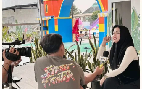 Camel Panduwinata, Sekretaris Jenderal Kerapatan Indonesia Tanah Air (KITA), menyampaikan ucapan Selamat Hari Anak Nasional kepada seluruh anak Indonesia, dari Sabang sampai Merauke. Dalam pernyataannya, Camel menegaskan pentingnya peran anak-anak sebagai masa depan bangsa dan modal utama kemajuan Indonesia. Camel mengutip Pasal 28B Ayat (1) Undang-Undang Dasar 1945 yang menyatakan: "Setiap anak berhak atas kelangsungan hidup, tumbuh, dan berkembang serta berhak atas perlindungan dari kekerasan dan diskriminasi." Ia menekankan bahwa hak-hak tersebut wajib dijamin dan dipenuhi oleh negara, masyarakat, dan semua pemangku kepentingan. Di tengah era digital dan pesatnya perkembangan teknologi, Camel melihat potensi besar dalam pemanfaatan smart inteligensia untuk meningkatkan kualitas pendidikan dan kesehatan anak-anak. Ia menyatakan, “Kemajuan teknologi harus menjadi alat yang powerful untuk memperluas akses pendidikan, mendorong inovasi, serta meningkatkan kreativitas generasi muda.” Camel juga menyoroti pentingnya pendidikan yang berkualitas sebagai kunci utama untuk membangun kemampuan dan kompetensi anak-anak. Ia mendorong pemerintah dan masyarakat agar terus berupaya menyediakan pendidikan berbasis teknologi yang merata dan inklusif, agar tidak ada anak Indonesia yang tertinggal. “Anak-anak adalah cerminan dan harapan Indonesia ke depan. Kita semua memiliki tanggung jawab untuk memberikan perhatian, perlindungan, serta kesempatan terbaik bagi mereka,” ujar Camel. Mengakhiri pernyataannya, Camel mengucapkan, “Selamat Hari Anak Nasional 2025. Semoga seluruh anak Indonesia selalu bahagia, sehat, cerdas, dan sukses dalam mengejar cita-cita mereka. Mari bersama kita wujudkan masa depan yang lebih cerah bagi generasi penerus bangsa.