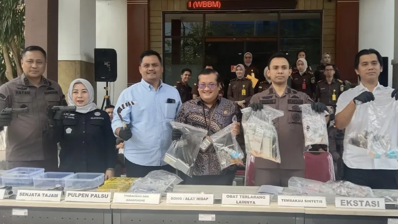 Jangan Beri Ampun, Kejari Jakpus dan Kasat Narkoba Hancurkan 696 Butir Ekstasi