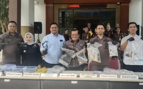 Jangan Beri Ampun, Kejari Jakpus dan Kasat Narkoba Hancurkan 696 Butir Ekstasi