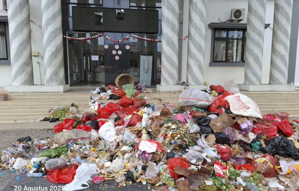 Demo Tolak Tpa Bangkonol, Massa Tabur Sampah: “Pejabat Menghilang”