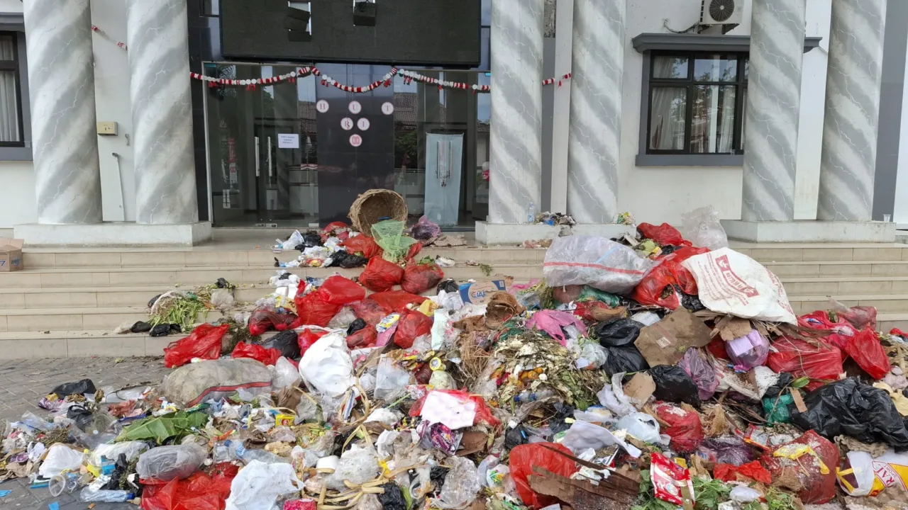 Demo Tolak TPA Bangkonol, Massa Tabur Sampah: “Pejabat Menghilang”