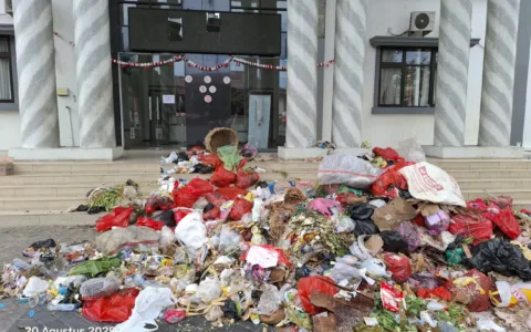 Demo Tolak TPA Bangkonol, Massa Tabur Sampah: “Pejabat Menghilang”