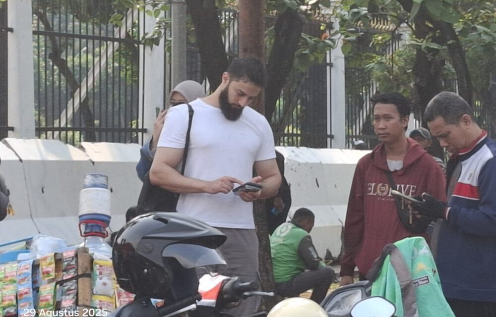 Banyak Warga Asing Terlihat Di Tengah Aksi Demo Di Depan Gedung Dpr Senayan