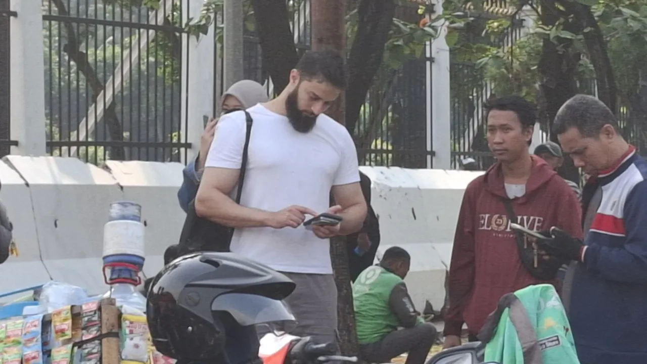Banyak Warga Asing Terlihat di Tengah Aksi Demo di Depan Gedung DPR Senayan
