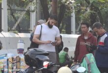 Banyak Warga Asing Terlihat Di Tengah Aksi Demo Di Depan Gedung Dpr Senayan