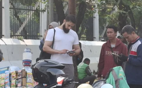 Banyak Warga Asing Terlihat di Tengah Aksi Demo di Depan Gedung DPR Senayan