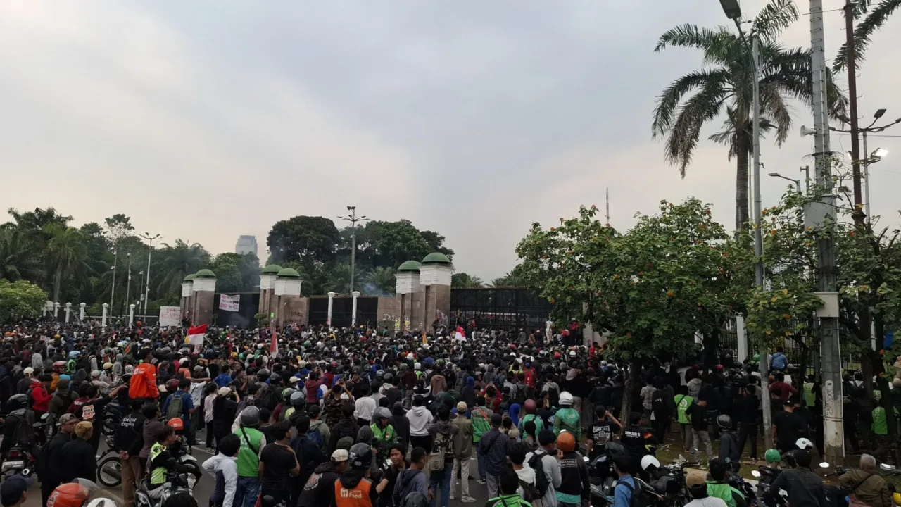 Ribuan Pengemudi Ojek Online Gelar Demo di Depan DPR RI, Ricuh hingga Masuk ke Gedung