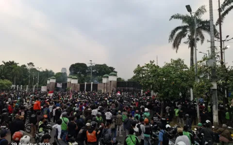 Ribuan Pengemudi Ojek Online Gelar Demo di Depan DPR RI, Ricuh hingga Masuk ke Gedung