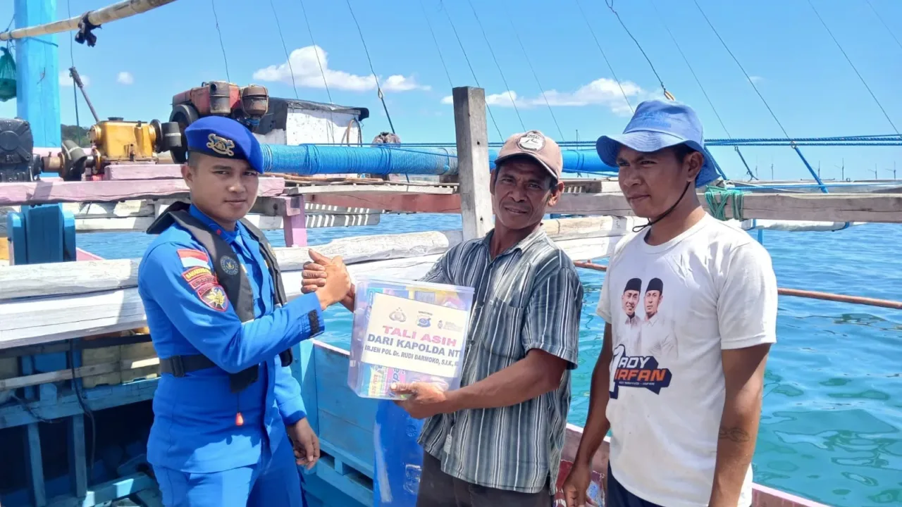 Jumat Berkah Marnit Labuan Bajo: Kapolda NTT Salurkan Tali Asih kepada Nelayan Pesisir