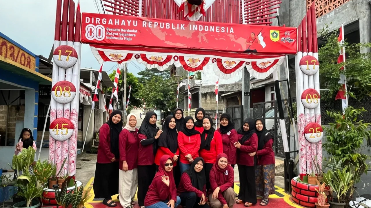 Meriahkan HUT RI Ke-80, Warga RT 03/08 Rawa Kalong Bikin Gapura IKN