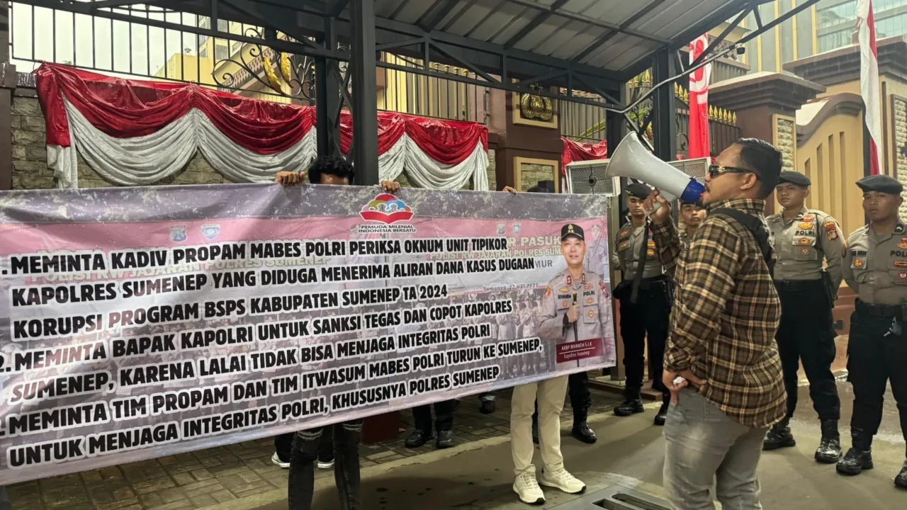 Gawat, Massa Tuntut Periksa Oknum Kapolres Sumenep dalam Skandal BSPS Sumenep