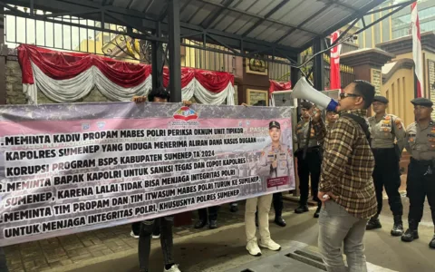 Gawat, Massa Tuntut Periksa Oknum Kapolres Sumenep dalam Skandal BSPS Sumenep