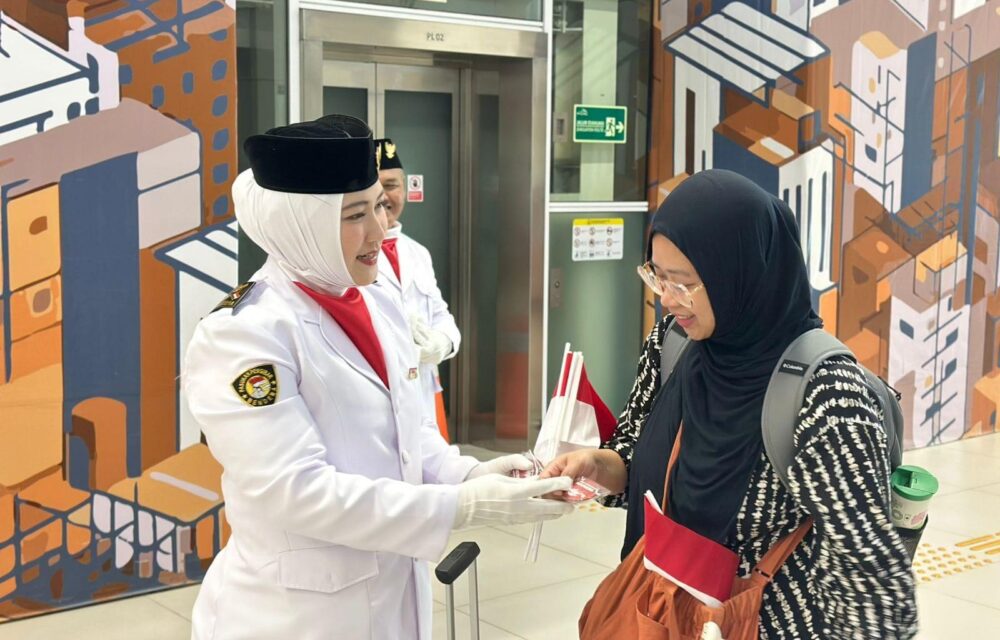 Meriahkan Hut Ri, Bendera Merah Putih 208 Meter Berkibar Sepanjang Kereta Cepat Whoosh