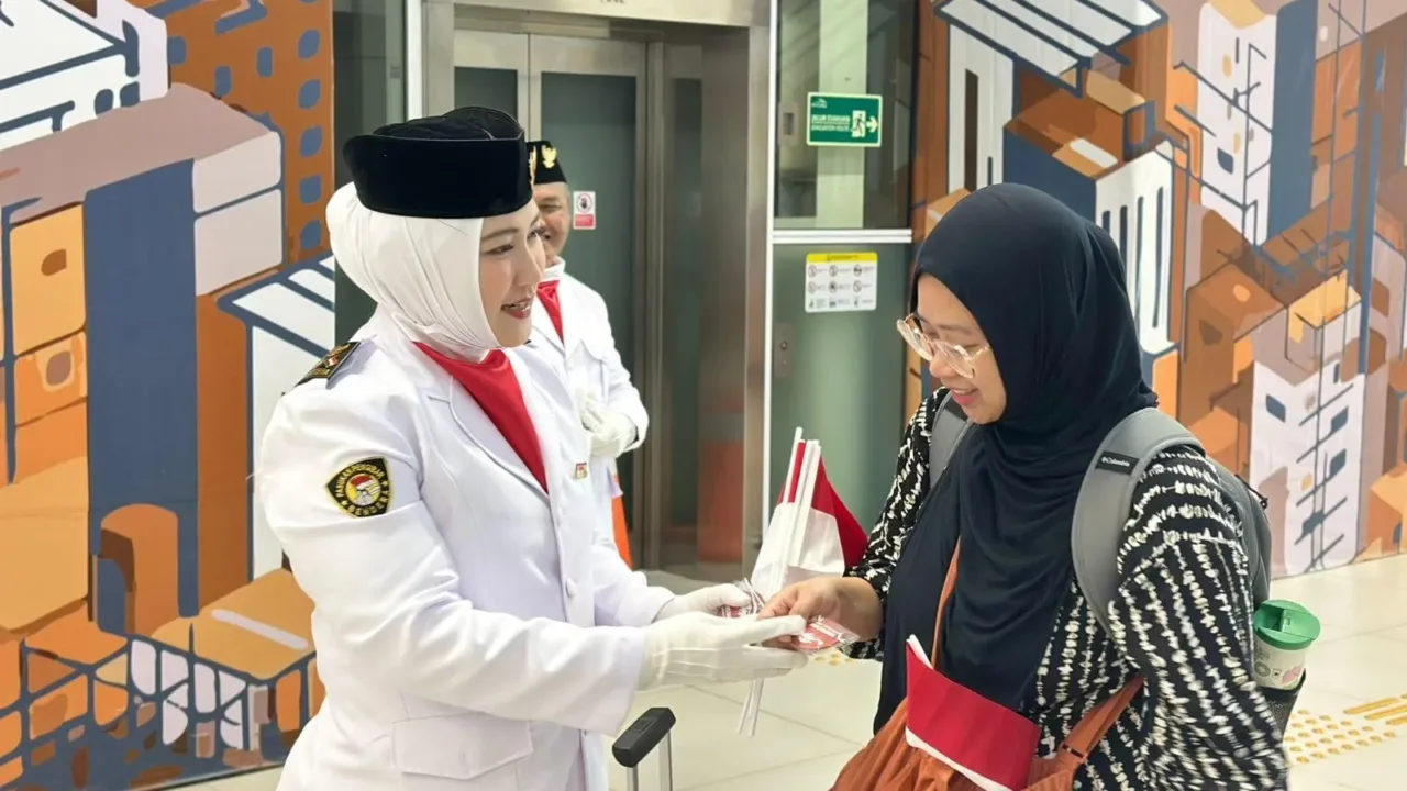 Meriahkan HUT RI, Bendera Merah Putih 208 Meter Berkibar Sepanjang Kereta Cepat Whoosh