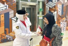 Meriahkan Hut Ri, Bendera Merah Putih 208 Meter Berkibar Sepanjang Kereta Cepat Whoosh