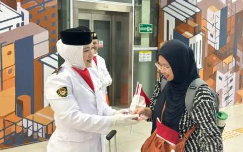 Meriahkan HUT RI, Bendera Merah Putih 208 Meter Berkibar Sepanjang Kereta Cepat Whoosh