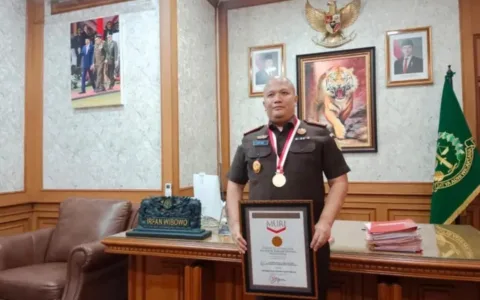 Kajari Kota Bandung Irfan Wibowo Raih Rekor MURI Lewat Pembagian KIA Terbanyak, Pidum Humanis dan Pidsus Tajam