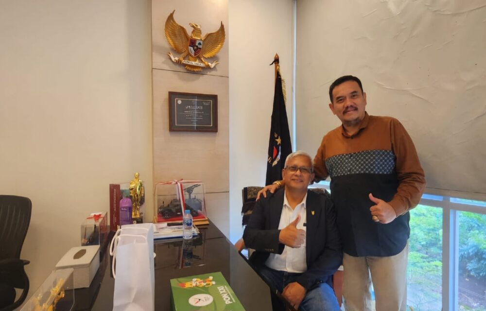 Presiden Abs Ferdinand Terima Kunjungan Brigjen (Purn) Ajoy Mukherjee, Perwira Elite India Jakarta – Presiden Anak Bangsa Sejati (Abs), Ferdinand, Menerima Kunjungan Istimewa Brigadir Jenderal (Purn) Ajoy Mukherjee, Sm, Vsm, Perwira Elite Purnawirawan 2 Para Special Forces Angkatan Darat India, Di Jakarta. Pertemuan Tersebut Menjadi Simbol Persahabatan Lintas Bangsa Yang Hangat Dan Penuh Penghargaan. Dalam Video Yang Dibagikan Ferdinand Kepada Awak Media, Tampak Suasana Pertemuan Berlangsung Akrab. Brigjen Mukherjee Hadir Bersama Seorang Kolega Dari India Dan Disambut Dalam Nuansa Kekeluargaan. Percakapan Santai Diiringi Suguhan Teh Manis Serta Hidangan Sederhana, Mempertegas Semangat Silaturahmi Yang Tulus. Ferdinand Menegaskan, Kunjungan Brigjen Mukherjee Bukan Sekadar Pertemuan Formal, Melainkan Bentuk Penghormatan, Rasa Saling Percaya, Serta Komitmen Membangun Persahabatan Antarbangsa. “Persahabatan Tidak Melihat Suku, Bangsa, Ataupun Agama. Sebagai Anak Bangsa, Kita Harus Terus Berjuang Agar Indonesia Diperhitungkan Dan Dihormati Oleh Negara Lain,” Pungkasnya. Dalam Kesempatan Tersebut, Turut Dibicarakan Peluang Kerja Sama Di Bidang Alutsista Antara Indonesia Dan India, Sebagai Langkah Memperkuat Hubungan Strategis Kedua Negara, Khususnya Dalam Pertahanan. Brigjen Mukherjee Sendiri Dikenal Sebagai Sosok Veteran Pasukan Khusus Dengan Rekam Jejak Operasi Penting Di Kashmir Hingga Misi Penyelamatan Di Sierra Leone. Kehadirannya Membawa Nilai Simbolis Bahwa Kepemimpinan, Keberanian, Dan Semangat Juang Sejati Tetap Hidup, Bahkan Setelah Purnatugas. Pertemuan Ini Sekaligus Menjadi Pengingat Bahwa Nilai Kemanusiaan Dan Persatuan Dapat Tumbuh Melalui Dialog Sederhana, Namun Bermakna. Silaturahmi Hangat Antara Abs Dan Perwira Elite India Tersebut Menghadirkan Harapan Baru Bagi Hubungan Strategis Indonesia–India.