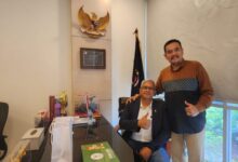 Presiden Abs Ferdinand Terima Kunjungan Brigjen (Purn) Ajoy Mukherjee, Perwira Elite India Jakarta – Presiden Anak Bangsa Sejati (Abs), Ferdinand, Menerima Kunjungan Istimewa Brigadir Jenderal (Purn) Ajoy Mukherjee, Sm, Vsm, Perwira Elite Purnawirawan 2 Para Special Forces Angkatan Darat India, Di Jakarta. Pertemuan Tersebut Menjadi Simbol Persahabatan Lintas Bangsa Yang Hangat Dan Penuh Penghargaan. Dalam Video Yang Dibagikan Ferdinand Kepada Awak Media, Tampak Suasana Pertemuan Berlangsung Akrab. Brigjen Mukherjee Hadir Bersama Seorang Kolega Dari India Dan Disambut Dalam Nuansa Kekeluargaan. Percakapan Santai Diiringi Suguhan Teh Manis Serta Hidangan Sederhana, Mempertegas Semangat Silaturahmi Yang Tulus. Ferdinand Menegaskan, Kunjungan Brigjen Mukherjee Bukan Sekadar Pertemuan Formal, Melainkan Bentuk Penghormatan, Rasa Saling Percaya, Serta Komitmen Membangun Persahabatan Antarbangsa. “Persahabatan Tidak Melihat Suku, Bangsa, Ataupun Agama. Sebagai Anak Bangsa, Kita Harus Terus Berjuang Agar Indonesia Diperhitungkan Dan Dihormati Oleh Negara Lain,” Pungkasnya. Dalam Kesempatan Tersebut, Turut Dibicarakan Peluang Kerja Sama Di Bidang Alutsista Antara Indonesia Dan India, Sebagai Langkah Memperkuat Hubungan Strategis Kedua Negara, Khususnya Dalam Pertahanan. Brigjen Mukherjee Sendiri Dikenal Sebagai Sosok Veteran Pasukan Khusus Dengan Rekam Jejak Operasi Penting Di Kashmir Hingga Misi Penyelamatan Di Sierra Leone. Kehadirannya Membawa Nilai Simbolis Bahwa Kepemimpinan, Keberanian, Dan Semangat Juang Sejati Tetap Hidup, Bahkan Setelah Purnatugas. Pertemuan Ini Sekaligus Menjadi Pengingat Bahwa Nilai Kemanusiaan Dan Persatuan Dapat Tumbuh Melalui Dialog Sederhana, Namun Bermakna. Silaturahmi Hangat Antara Abs Dan Perwira Elite India Tersebut Menghadirkan Harapan Baru Bagi Hubungan Strategis Indonesia–India.