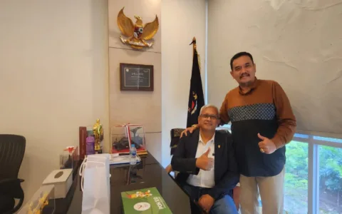 Presiden ABS Ferdinand Terima Kunjungan Brigjen (Purn) Ajoy Mukherjee, Perwira Elite India Jakarta – Presiden Anak Bangsa Sejati (ABS), Ferdinand, menerima kunjungan istimewa Brigadir Jenderal (Purn) Ajoy Mukherjee, SM, VSM, perwira elite purnawirawan 2 PARA Special Forces Angkatan Darat India, di Jakarta. Pertemuan tersebut menjadi simbol persahabatan lintas bangsa yang hangat dan penuh penghargaan. Dalam video yang dibagikan Ferdinand kepada awak media, tampak suasana pertemuan berlangsung akrab. Brigjen Mukherjee hadir bersama seorang kolega dari India dan disambut dalam nuansa kekeluargaan. Percakapan santai diiringi suguhan teh manis serta hidangan sederhana, mempertegas semangat silaturahmi yang tulus. Ferdinand menegaskan, kunjungan Brigjen Mukherjee bukan sekadar pertemuan formal, melainkan bentuk penghormatan, rasa saling percaya, serta komitmen membangun persahabatan antarbangsa. “Persahabatan tidak melihat suku, bangsa, ataupun agama. Sebagai anak bangsa, kita harus terus berjuang agar Indonesia diperhitungkan dan dihormati oleh negara lain,” pungkasnya. Dalam kesempatan tersebut, turut dibicarakan peluang kerja sama di bidang alutsista antara Indonesia dan India, sebagai langkah memperkuat hubungan strategis kedua negara, khususnya dalam pertahanan. Brigjen Mukherjee sendiri dikenal sebagai sosok veteran pasukan khusus dengan rekam jejak operasi penting di Kashmir hingga misi penyelamatan di Sierra Leone. Kehadirannya membawa nilai simbolis bahwa kepemimpinan, keberanian, dan semangat juang sejati tetap hidup, bahkan setelah purnatugas. Pertemuan ini sekaligus menjadi pengingat bahwa nilai kemanusiaan dan persatuan dapat tumbuh melalui dialog sederhana, namun bermakna. Silaturahmi hangat antara ABS dan perwira elite India tersebut menghadirkan harapan baru bagi hubungan strategis Indonesia–India.