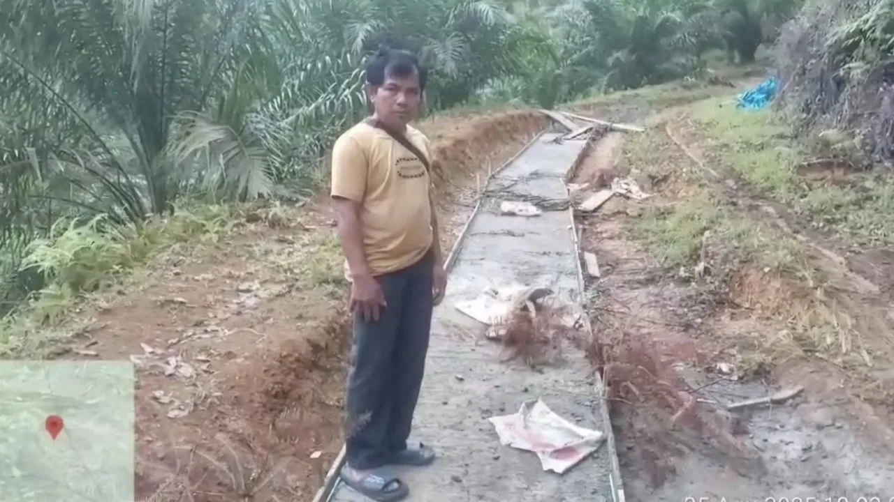 Warga Minta Transparansi, Proyek Jalan Rabat Beton di Tapian Nauli Diduga Bermasalah