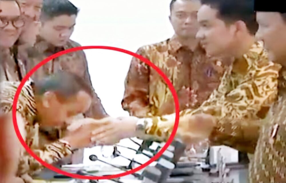 Gestur Bahlil Cium Tangan Gibran Picu Sorotan, Harga Diri Golkar Dipertanyakan