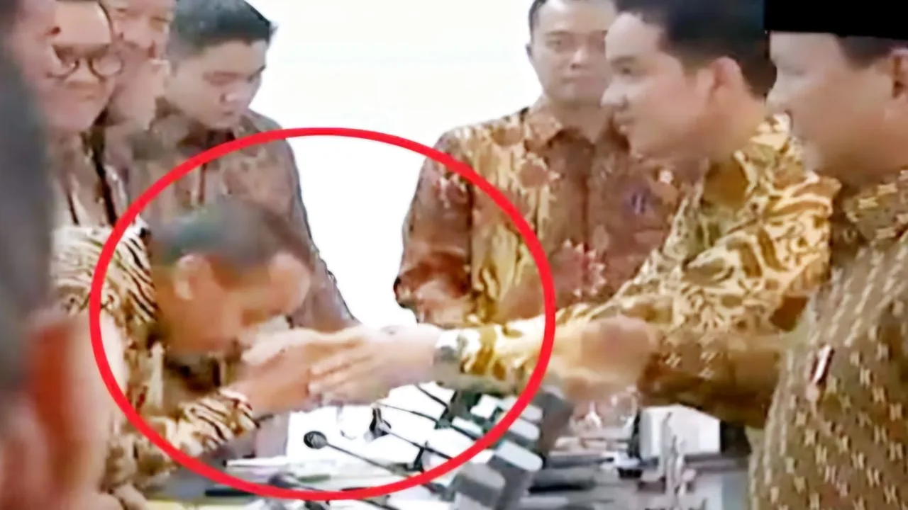 Gestur Bahlil Cium Tangan Gibran Picu Sorotan, Harga Diri Golkar Dipertanyakan