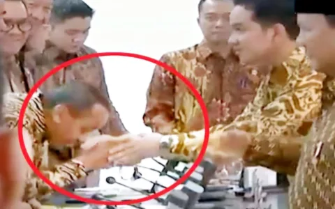Gestur Bahlil Cium Tangan Gibran Picu Sorotan, Harga Diri Golkar Dipertanyakan