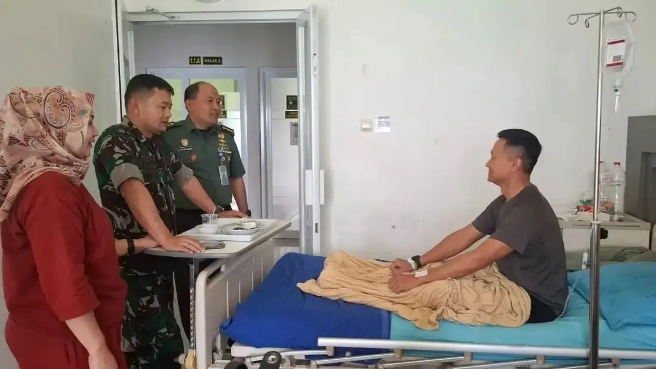 Aksi Danrem 062 Tarumanegara Koloner Inf Dadi Sutandi Kunjungi Prajurit yang Sakit