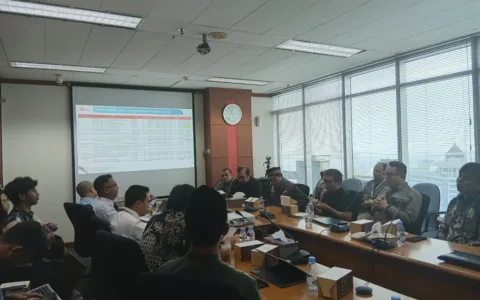 Tus Wahid Direktur Lembaga Wakaf Doa Bangsa Hadiri Rapat OJK