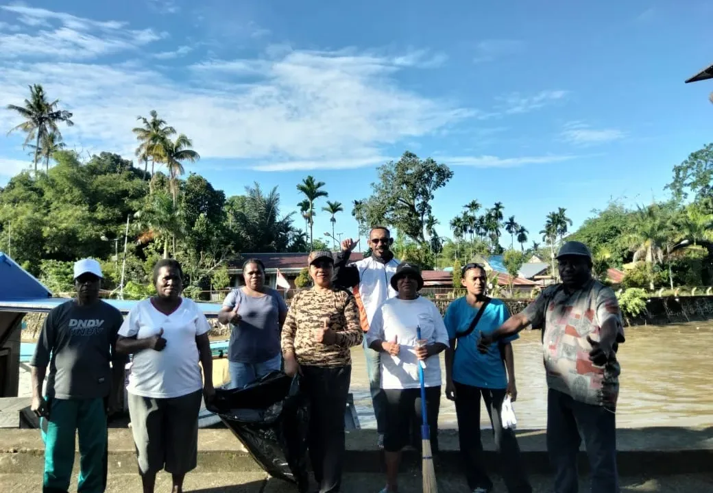 Peduli Kesehatan, Warga Jemaat Gereja dan Polisi di Sorong Gelar Aksi Bersih Lingkungan