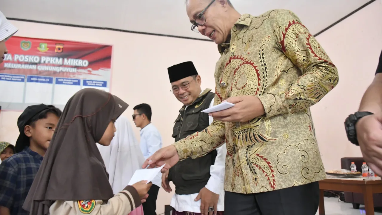 Sosialisasi dan Penyaluran Manfaat Wakaf, Penyerahan Sertifikat Halal, serta Santunan Anak Yatim