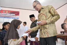 Sosialisasi Dan Penyaluran Manfaat Wakaf, Penyerahan Sertifikat Halal, Serta Santunan Anak Yatim