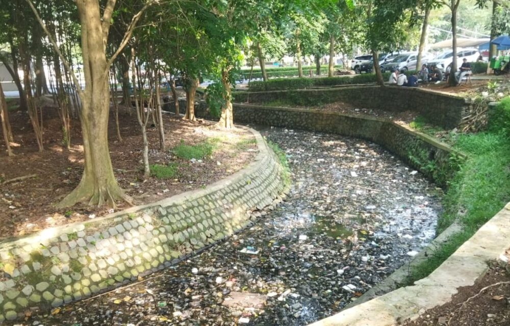 Bcw Soroti Keras Kepala Dinas, Sampah Numpuk Di Irigasi Dekat Kantor Dlh Kabupaten Tangerang