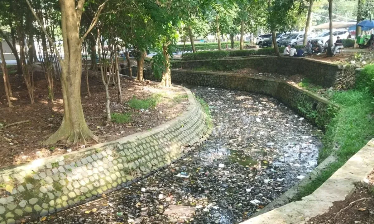 BCW Soroti Keras Kepala Dinas, Sampah Numpuk di Irigasi Dekat Kantor DLH Kabupaten Tangerang