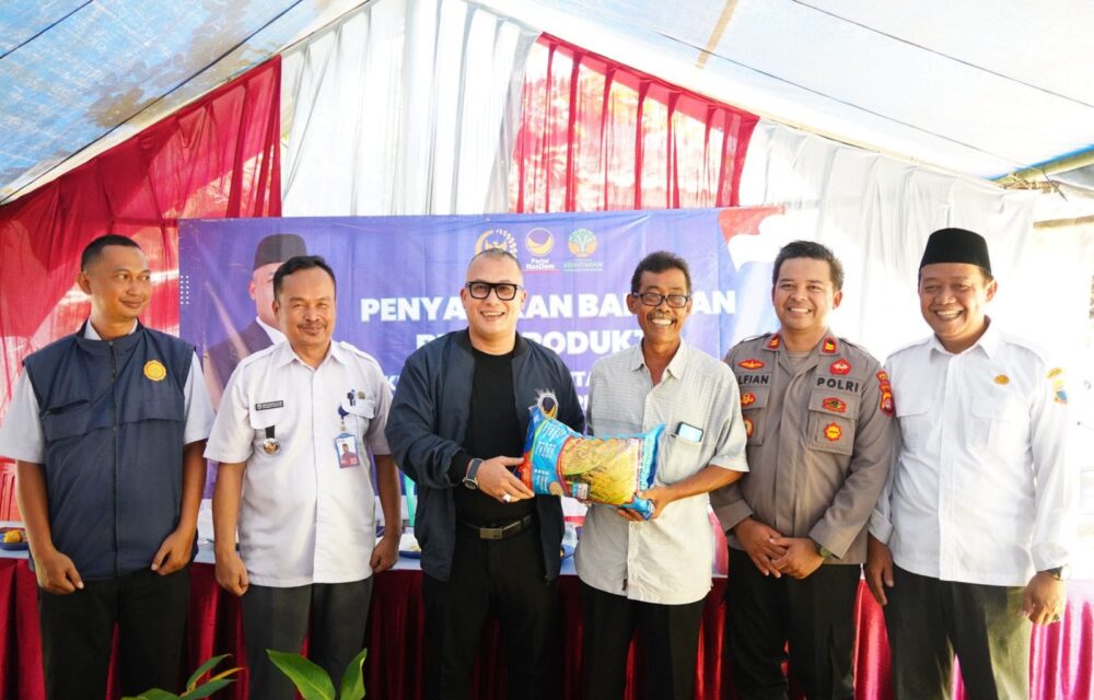 Anggota Komisi Iv Dpr Dari Fraksi Partai Nasdem Arif Rahman Menyalurkan Bantuan Bibit Produktif Kepada Masyarakat Di Kampung Cipicung, Desa Cidahu, Kecamatan Banjarsari, Kabupaten Lebak, Banten, Rabu (15/10/2025). Bantuan Tersebut Berasal Dari Kementerian Kehutanan Yang Merupakan Mitra Kerja Komisi Iv Dpr Ri. Bantuan Bibit Produktif Yang Diserahkan Secara Simbolis Oleh Arif Rahman Tersebut Diberikan Kepada Ketua Kelompok Tani Berupa Bibit Padi Dan Bibit Buah-Buahan Siap Tanam. &Quot;Bantuan Ini Diharapkan Dapat Meningkatkan Kesejahteraan Masyarakat Dan Mendukung Program Penghijauan,&Quot; Ungkap Arif Rahman. Kegiatan Tersebut Juga Dihadiri Camat Kecamatan Banjarsari, Kapolsek Banjarsari, Perwakilan Kepala Desa Sekecamatan Banjarsari, Korwil Pertanian, Gabungan Kelompok Pertanian (Gapoktan), Tokoh Masyarakat, Tokoh Ulama Dan Puluhan Masyarakat Petani. “Kami Berharap Bantuan Bibit Produktif Ini Dapat Dimanfaatkan Dengan Baik Oleh Masyarakat Dan Memberikan Manfaat Yang Signifikan Bagi Lingkungan Dan Perekonomian,” Jelas Legislator Nasdem Dari Dapil Banten I (Kabupaten Lebak Dan Kabupaten Pandeglang) Itu. Camat Kecamatan Banjarsari Mahpud Basyir S.pd M.m Mengapresiasi Penyaluran Bibit Produktif Tersebut. Menurutnya Bantuan Bibit Produktif Akan Sangat Bermanfaat Bagi Masyarakat Petani Di Wilayah Kecamatan Banjarsari. “Kami Sangat Mengapresiasi Penyaluran Bibit Produktif Ini, Perlu Saya Sampaikan Juga Beliau (Arif Rahman), Merupakan Anggota Dewan Yang Peduli Terhadap Masyarakat Petani Di Kecamatan Banjarsari Karena Berani Berhadapan Langsung Dengan Masyarakat Dan Menampung Segala Keluhan Masyarakat, Khususnya Masyarakat Petani,” Ujar Mahpud. Ucapan Terimakasih Juga Diungkapkan Edi, Selaku Ketua Kelompok Pertanian Cahaya Pelangi Tani. Ia Mengatakan Bantuan Bibit Diberikan Diwaktu Yang Tepat “Saya Mewakili Masyarakat Petani Di Wilayah Kecamatan Banjarsari Mengucapkan Terimakasih Atas Bantuan Bibit Yang Diberikan, Mudah-Mudahan Bantuan Yang Diberikan Menjadi Ladang Ibadah Bagi Yang Memberi Dan Manfaat Bagi Kami Yang Menerima,” Tukasnya. Bantuan Bibit Produktif Ini Merupakan Salah Satu Bentuk Implementasi Dari Program Kementerian Kehutanan Untuk Meningkatkan Kesejahteraan Masyarakat Dan Mendukung Program Penghijauan. Melalui Dpr Ri Komisi Iv, Fraksi Partai Nasdem Terus Berupaya Untuk Memperjuangkan Kepentingan Masyarakat Dan Meningkatkan Kualitas Lingkungan.