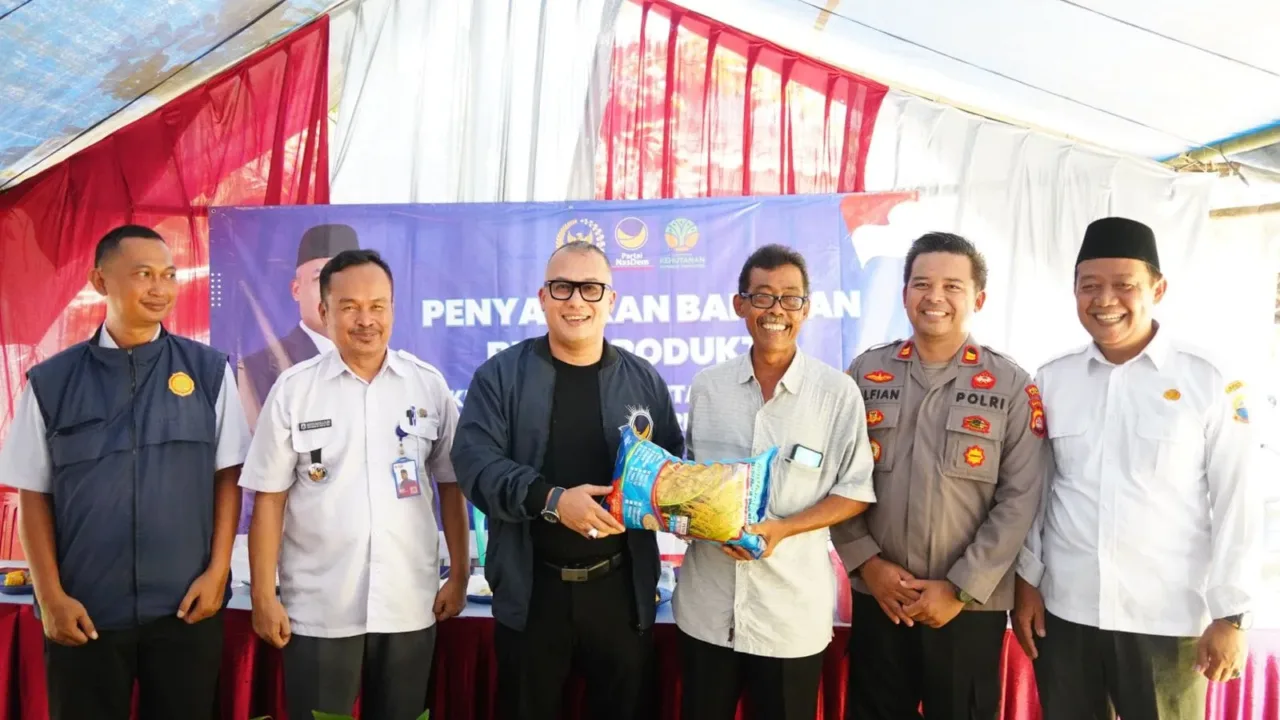 Anggota Komisi IV DPR dari Fraksi Partai NasDem Arif Rahman menyalurkan bantuan bibit produktif kepada masyarakat di Kampung Cipicung, Desa Cidahu, Kecamatan Banjarsari, Kabupaten Lebak, Banten, Rabu (15/10/2025). Bantuan tersebut berasal dari Kementerian Kehutanan yang merupakan mitra kerja Komisi IV DPR RI. Bantuan bibit produktif yang diserahkan secara simbolis oleh Arif Rahman tersebut diberikan kepada ketua kelompok tani berupa bibit padi dan bibit buah-buahan siap tanam. "Bantuan ini diharapkan dapat meningkatkan kesejahteraan masyarakat dan mendukung program penghijauan," ungkap Arif Rahman. Kegiatan tersebut juga dihadiri Camat Kecamatan Banjarsari, Kapolsek Banjarsari, Perwakilan Kepala Desa Sekecamatan Banjarsari, Korwil Pertanian, Gabungan Kelompok Pertanian (Gapoktan), tokoh masyarakat, tokoh ulama dan puluhan masyarakat petani. “Kami berharap bantuan bibit produktif ini dapat dimanfaatkan dengan baik oleh masyarakat dan memberikan manfaat yang signifikan bagi lingkungan dan perekonomian,” jelas legislator NasDem dari Dapil Banten I (Kabupaten Lebak dan Kabupaten Pandeglang) itu. Camat Kecamatan Banjarsari Mahpud Basyir S.pd M.M mengapresiasi penyaluran bibit produktif tersebut. Menurutnya bantuan bibit produktif akan sangat bermanfaat bagi masyarakat petani di wilayah Kecamatan Banjarsari. “Kami sangat mengapresiasi penyaluran bibit produktif ini, perlu saya sampaikan juga beliau (Arif Rahman), merupakan anggota dewan yang peduli terhadap masyarakat petani di Kecamatan Banjarsari karena berani berhadapan langsung dengan masyarakat dan menampung segala keluhan masyarakat, khususnya masyarakat petani,” ujar Mahpud. Ucapan terimakasih juga diungkapkan Edi, selaku Ketua Kelompok Pertanian Cahaya Pelangi Tani. Ia mengatakan bantuan bibit diberikan diwaktu yang tepat “Saya mewakili masyarakat petani di wilayah kecamatan Banjarsari mengucapkan terimakasih atas bantuan bibit yang diberikan, mudah-mudahan bantuan yang diberikan menjadi ladang ibadah bagi yang memberi dan manfaat bagi kami yang menerima,” tukasnya. Bantuan bibit produktif ini merupakan salah satu bentuk implementasi dari program Kementerian Kehutanan untuk meningkatkan kesejahteraan masyarakat dan mendukung program penghijauan. Melalui DPR RI Komisi IV, Fraksi Partai NasDem terus berupaya untuk memperjuangkan kepentingan masyarakat dan meningkatkan kualitas lingkungan.