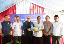 Anggota Komisi Iv Dpr Dari Fraksi Partai Nasdem Arif Rahman Menyalurkan Bantuan Bibit Produktif Kepada Masyarakat Di Kampung Cipicung, Desa Cidahu, Kecamatan Banjarsari, Kabupaten Lebak, Banten, Rabu (15/10/2025). Bantuan Tersebut Berasal Dari Kementerian Kehutanan Yang Merupakan Mitra Kerja Komisi Iv Dpr Ri. Bantuan Bibit Produktif Yang Diserahkan Secara Simbolis Oleh Arif Rahman Tersebut Diberikan Kepada Ketua Kelompok Tani Berupa Bibit Padi Dan Bibit Buah-Buahan Siap Tanam. &Quot;Bantuan Ini Diharapkan Dapat Meningkatkan Kesejahteraan Masyarakat Dan Mendukung Program Penghijauan,&Quot; Ungkap Arif Rahman. Kegiatan Tersebut Juga Dihadiri Camat Kecamatan Banjarsari, Kapolsek Banjarsari, Perwakilan Kepala Desa Sekecamatan Banjarsari, Korwil Pertanian, Gabungan Kelompok Pertanian (Gapoktan), Tokoh Masyarakat, Tokoh Ulama Dan Puluhan Masyarakat Petani. “Kami Berharap Bantuan Bibit Produktif Ini Dapat Dimanfaatkan Dengan Baik Oleh Masyarakat Dan Memberikan Manfaat Yang Signifikan Bagi Lingkungan Dan Perekonomian,” Jelas Legislator Nasdem Dari Dapil Banten I (Kabupaten Lebak Dan Kabupaten Pandeglang) Itu. Camat Kecamatan Banjarsari Mahpud Basyir S.pd M.m Mengapresiasi Penyaluran Bibit Produktif Tersebut. Menurutnya Bantuan Bibit Produktif Akan Sangat Bermanfaat Bagi Masyarakat Petani Di Wilayah Kecamatan Banjarsari. “Kami Sangat Mengapresiasi Penyaluran Bibit Produktif Ini, Perlu Saya Sampaikan Juga Beliau (Arif Rahman), Merupakan Anggota Dewan Yang Peduli Terhadap Masyarakat Petani Di Kecamatan Banjarsari Karena Berani Berhadapan Langsung Dengan Masyarakat Dan Menampung Segala Keluhan Masyarakat, Khususnya Masyarakat Petani,” Ujar Mahpud. Ucapan Terimakasih Juga Diungkapkan Edi, Selaku Ketua Kelompok Pertanian Cahaya Pelangi Tani. Ia Mengatakan Bantuan Bibit Diberikan Diwaktu Yang Tepat “Saya Mewakili Masyarakat Petani Di Wilayah Kecamatan Banjarsari Mengucapkan Terimakasih Atas Bantuan Bibit Yang Diberikan, Mudah-Mudahan Bantuan Yang Diberikan Menjadi Ladang Ibadah Bagi Yang Memberi Dan Manfaat Bagi Kami Yang Menerima,” Tukasnya. Bantuan Bibit Produktif Ini Merupakan Salah Satu Bentuk Implementasi Dari Program Kementerian Kehutanan Untuk Meningkatkan Kesejahteraan Masyarakat Dan Mendukung Program Penghijauan. Melalui Dpr Ri Komisi Iv, Fraksi Partai Nasdem Terus Berupaya Untuk Memperjuangkan Kepentingan Masyarakat Dan Meningkatkan Kualitas Lingkungan.