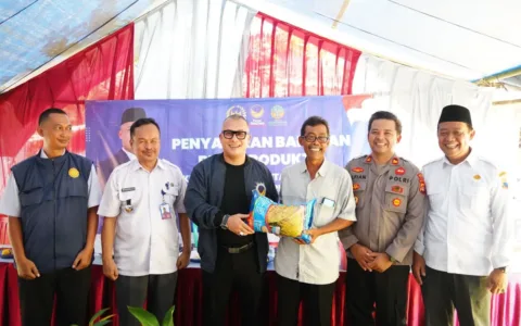 Anggota Komisi IV DPR dari Fraksi Partai NasDem Arif Rahman menyalurkan bantuan bibit produktif kepada masyarakat di Kampung Cipicung, Desa Cidahu, Kecamatan Banjarsari, Kabupaten Lebak, Banten, Rabu (15/10/2025). Bantuan tersebut berasal dari Kementerian Kehutanan yang merupakan mitra kerja Komisi IV DPR RI. Bantuan bibit produktif yang diserahkan secara simbolis oleh Arif Rahman tersebut diberikan kepada ketua kelompok tani berupa bibit padi dan bibit buah-buahan siap tanam. "Bantuan ini diharapkan dapat meningkatkan kesejahteraan masyarakat dan mendukung program penghijauan," ungkap Arif Rahman. Kegiatan tersebut juga dihadiri Camat Kecamatan Banjarsari, Kapolsek Banjarsari, Perwakilan Kepala Desa Sekecamatan Banjarsari, Korwil Pertanian, Gabungan Kelompok Pertanian (Gapoktan), tokoh masyarakat, tokoh ulama dan puluhan masyarakat petani. “Kami berharap bantuan bibit produktif ini dapat dimanfaatkan dengan baik oleh masyarakat dan memberikan manfaat yang signifikan bagi lingkungan dan perekonomian,” jelas legislator NasDem dari Dapil Banten I (Kabupaten Lebak dan Kabupaten Pandeglang) itu. Camat Kecamatan Banjarsari Mahpud Basyir S.pd M.M mengapresiasi penyaluran bibit produktif tersebut. Menurutnya bantuan bibit produktif akan sangat bermanfaat bagi masyarakat petani di wilayah Kecamatan Banjarsari. “Kami sangat mengapresiasi penyaluran bibit produktif ini, perlu saya sampaikan juga beliau (Arif Rahman), merupakan anggota dewan yang peduli terhadap masyarakat petani di Kecamatan Banjarsari karena berani berhadapan langsung dengan masyarakat dan menampung segala keluhan masyarakat, khususnya masyarakat petani,” ujar Mahpud. Ucapan terimakasih juga diungkapkan Edi, selaku Ketua Kelompok Pertanian Cahaya Pelangi Tani. Ia mengatakan bantuan bibit diberikan diwaktu yang tepat “Saya mewakili masyarakat petani di wilayah kecamatan Banjarsari mengucapkan terimakasih atas bantuan bibit yang diberikan, mudah-mudahan bantuan yang diberikan menjadi ladang ibadah bagi yang memberi dan manfaat bagi kami yang menerima,” tukasnya. Bantuan bibit produktif ini merupakan salah satu bentuk implementasi dari program Kementerian Kehutanan untuk meningkatkan kesejahteraan masyarakat dan mendukung program penghijauan. Melalui DPR RI Komisi IV, Fraksi Partai NasDem terus berupaya untuk memperjuangkan kepentingan masyarakat dan meningkatkan kualitas lingkungan.