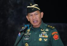 Dpp Gerak 08 Nilai Penunjukan Glenny Kairupan Sebagai Dirut Garuda Langkah Tepat Presiden Prabowo Jakarta — Dewan Pimpinan Pusat Gerakan Ekonomi Kreatif (Gerak 08) Menilai Keputusan Presiden Prabowo Subianto Menunjuk Letnan Jenderal Tni (Purn.) (Hor.) Glenny H. Kairupan Sebagai Direktur Utama Pt Garuda Indonesia (Persero) Tbk Merupakan Langkah Yang Tepat Dan Strategis Dalam Memperkuat Sektor Penerbangan Nasional. Ketua Bidang Organisasi, Kaderisasi, Dan Keanggotaan (Okk) Dpp Gerak 08, Paulus Victor Motuloh, Mengatakan Glenny Kairupan Memiliki Rekam Jejak Yang Solid Baik Di Bidang Pertahanan Maupun Aviasi. “Presiden Prabowo Sangat Tepat Memilih Letjen (Purn.) Glenny Kairupan Sebagai Dirut Garuda. Beliau Mantan Penerbang Dan Memahami Dunia Aviasi Secara Mendalam. Kami Yakin Di Bawah Kepemimpinannya, Garuda Akan Kembali Mengudara Tinggi Dan Menjadi Simbol Kebanggaan Bangsa,” Ujar Paulus Di Jakarta, Kamis (16/10). Paulus Juga Menyampaikan Ucapan Selamat Atas Amanah Baru Yang Diemban Glenny Kairupan, Seraya Berharap Kepemimpinannya Mampu Membawa Perubahan Nyata Bagi Industri Penerbangan Nasional. Menurutnya, Gerak 08 Mendukung Penuh Langkah Presiden Prabowo Dalam Memperkuat Bumn Strategis, Terutama Garuda Indonesia Yang Menjadi Wajah Negara Di Kancah Internasional. Penunjukan Glenny H. Kairupan Sebagai Direktur Utama Garuda Indonesia Resmi Ditetapkan Dalam Rapat Umum Pemegang Saham Luar Biasa (Rupslb) Yang Digelar Pada Rabu (15/10). Ia Menggantikan Wamildan Tsani Yang Sebelumnya Menjabat Posisi Tersebut. Glenny Kairupan Merupakan Alumnus Akademi Militer Tahun 1973, Satu Angkatan Dengan Presiden Prabowo Subianto. Selama Karier Militernya, Ia Pernah Menempati Sejumlah Jabatan Strategis Di Tni Ad Serta Terlibat Dalam Berbagai Operasi Militer, Termasuk Di Timor Timur. Setelah Pensiun, Glenny Juga Berkontribusi Di Dunia Akademik Sebagai Dosen Di Lembaga Ketahanan Nasional (Lemhannas). Pada 10 Agustus 2025, Glenny Menerima Kenaikan Pangkat Kehormatan Menjadi Letnan Jenderal (Hor.) Dari Presiden Prabowo Atas Dedikasinya Menjaga Kedaulatan Negara. Ketua Umum Dpp Gerak 08, Revitriyoso Husodo, Turut Memberikan Apresiasi Dan Dukungan Atas Keputusan Tersebut. “Atas Nama Seluruh Pengurus Dpp Gerak 08, Kami Mengucapkan Selamat Atas Amanah Baru Kepada Letjen (Purn.) (Hor.) Glenny Kairupan. Kami Percaya Beliau Akan Mampu Membawa Garuda Menuju Transformasi Besar Dan Menjadi Simbol Kemajuan Indonesia,” Tegas Revitriyoso. Berikut Susunan Dewan Direksi Dan Komisaris Pt Garuda Indonesia Hasil Rupslb 15 Oktober 2025: Dewan Direksi: Direktur Utama: Glenny H. Kairupan Wakil Direktur Utama: Thomas Sugiarto Oentoro Direktur Keuangan &Amp; Manajemen Risiko: Balagopal Kunduvara Direktur Niaga: Reza Aulia Hakim Direktur Teknik: Mukhtaris Direktur Human Capital &Amp; Corporate Service: Eksitarino Irianto Direktur Transformasi: Neil Raymond Nills Dewan Komisaris: Komisaris Utama/Independen: Fadjar Prasetyo Komisaris: Chairal Tanjung Komisaris: Frans Dicky Tamara Komisaris Independen: Mawardi Yahya Sementara Itu, Ceo Danantara, Rosan Roeslani, Menyebut Pergantian Direksi Merupakan Bagian Dari Upaya Menyehatkan Garuda Secara Menyeluruh, Termasuk Dari Sisi Finansial Dan Manajemen. “Kami Ingin Memperkuat Tim Dengan Komposisi Yang Lebih Solid. Dua Ekspatriat Dengan Latar Belakang Singapore Airlines Dan Qantas Juga Bergabung Untuk Memperkuat Manajemen. Ini Langkah Serius, Bukan Setengah-Setengah,” Kata Rosan Di Jakarta Selatan, Rabu (15/10). Menurut Rosan, Proses Evaluasi Dan Analisis Terhadap Kinerja Garuda Telah Dilakukan Selama Hampir Setahun, Melibatkan Para Ahli Penerbangan. “Kita Hanya Memperkuat Semua Lini. Bukan Soal Siapa Bagus Atau Tidak, Tapi Bagaimana Menyusun Kombinasi Terbaik Agar Garuda Benar-Benar Pulih,” Ujarnya. Rosan Menegaskan Langkah Ini Merupakan Bagian Dari Strategi Jangka Panjang Untuk Memastikan Garuda Indonesia Kembali Menjadi Maskapai Kebanggaan Nasional Yang Sehat Dan Berdaya Saing Global.