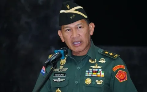 DPP Gerak 08 Nilai Penunjukan Glenny Kairupan Sebagai Dirut Garuda Langkah Tepat Presiden Prabowo JAKARTA — Dewan Pimpinan Pusat Gerakan Ekonomi Kreatif (Gerak 08) menilai keputusan Presiden Prabowo Subianto menunjuk Letnan Jenderal TNI (Purn.) (Hor.) Glenny H. Kairupan sebagai Direktur Utama PT Garuda Indonesia (Persero) Tbk merupakan langkah yang tepat dan strategis dalam memperkuat sektor penerbangan nasional. Ketua Bidang Organisasi, Kaderisasi, dan Keanggotaan (OKK) DPP Gerak 08, Paulus Victor Motuloh, mengatakan Glenny Kairupan memiliki rekam jejak yang solid baik di bidang pertahanan maupun aviasi. “Presiden Prabowo sangat tepat memilih Letjen (Purn.) Glenny Kairupan sebagai Dirut Garuda. Beliau mantan penerbang dan memahami dunia aviasi secara mendalam. Kami yakin di bawah kepemimpinannya, Garuda akan kembali mengudara tinggi dan menjadi simbol kebanggaan bangsa,” ujar Paulus di Jakarta, Kamis (16/10). Paulus juga menyampaikan ucapan selamat atas amanah baru yang diemban Glenny Kairupan, seraya berharap kepemimpinannya mampu membawa perubahan nyata bagi industri penerbangan nasional. Menurutnya, Gerak 08 mendukung penuh langkah Presiden Prabowo dalam memperkuat BUMN strategis, terutama Garuda Indonesia yang menjadi wajah negara di kancah internasional. Penunjukan Glenny H. Kairupan sebagai Direktur Utama Garuda Indonesia resmi ditetapkan dalam Rapat Umum Pemegang Saham Luar Biasa (RUPSLB) yang digelar pada Rabu (15/10). Ia menggantikan Wamildan Tsani yang sebelumnya menjabat posisi tersebut. Glenny Kairupan merupakan alumnus Akademi Militer tahun 1973, satu angkatan dengan Presiden Prabowo Subianto. Selama karier militernya, ia pernah menempati sejumlah jabatan strategis di TNI AD serta terlibat dalam berbagai operasi militer, termasuk di Timor Timur. Setelah pensiun, Glenny juga berkontribusi di dunia akademik sebagai dosen di Lembaga Ketahanan Nasional (Lemhannas). Pada 10 Agustus 2025, Glenny menerima kenaikan pangkat kehormatan menjadi Letnan Jenderal (Hor.) dari Presiden Prabowo atas dedikasinya menjaga kedaulatan negara. Ketua Umum DPP Gerak 08, Revitriyoso Husodo, turut memberikan apresiasi dan dukungan atas keputusan tersebut. “Atas nama seluruh pengurus DPP Gerak 08, kami mengucapkan selamat atas amanah baru kepada Letjen (Purn.) (Hor.) Glenny Kairupan. Kami percaya beliau akan mampu membawa Garuda menuju transformasi besar dan menjadi simbol kemajuan Indonesia,” tegas Revitriyoso. Berikut susunan Dewan Direksi dan Komisaris PT Garuda Indonesia hasil RUPSLB 15 Oktober 2025: Dewan Direksi: Direktur Utama: Glenny H. Kairupan Wakil Direktur Utama: Thomas Sugiarto Oentoro Direktur Keuangan & Manajemen Risiko: Balagopal Kunduvara Direktur Niaga: Reza Aulia Hakim Direktur Teknik: Mukhtaris Direktur Human Capital & Corporate Service: Eksitarino Irianto Direktur Transformasi: Neil Raymond Nills Dewan Komisaris: Komisaris Utama/Independen: Fadjar Prasetyo Komisaris: Chairal Tanjung Komisaris: Frans Dicky Tamara Komisaris Independen: Mawardi Yahya Sementara itu, CEO Danantara, Rosan Roeslani, menyebut pergantian direksi merupakan bagian dari upaya menyehatkan Garuda secara menyeluruh, termasuk dari sisi finansial dan manajemen. “Kami ingin memperkuat tim dengan komposisi yang lebih solid. Dua ekspatriat dengan latar belakang Singapore Airlines dan Qantas juga bergabung untuk memperkuat manajemen. Ini langkah serius, bukan setengah-setengah,” kata Rosan di Jakarta Selatan, Rabu (15/10). Menurut Rosan, proses evaluasi dan analisis terhadap kinerja Garuda telah dilakukan selama hampir setahun, melibatkan para ahli penerbangan. “Kita hanya memperkuat semua lini. Bukan soal siapa bagus atau tidak, tapi bagaimana menyusun kombinasi terbaik agar Garuda benar-benar pulih,” ujarnya. Rosan menegaskan langkah ini merupakan bagian dari strategi jangka panjang untuk memastikan Garuda Indonesia kembali menjadi maskapai kebanggaan nasional yang sehat dan berdaya saing global.