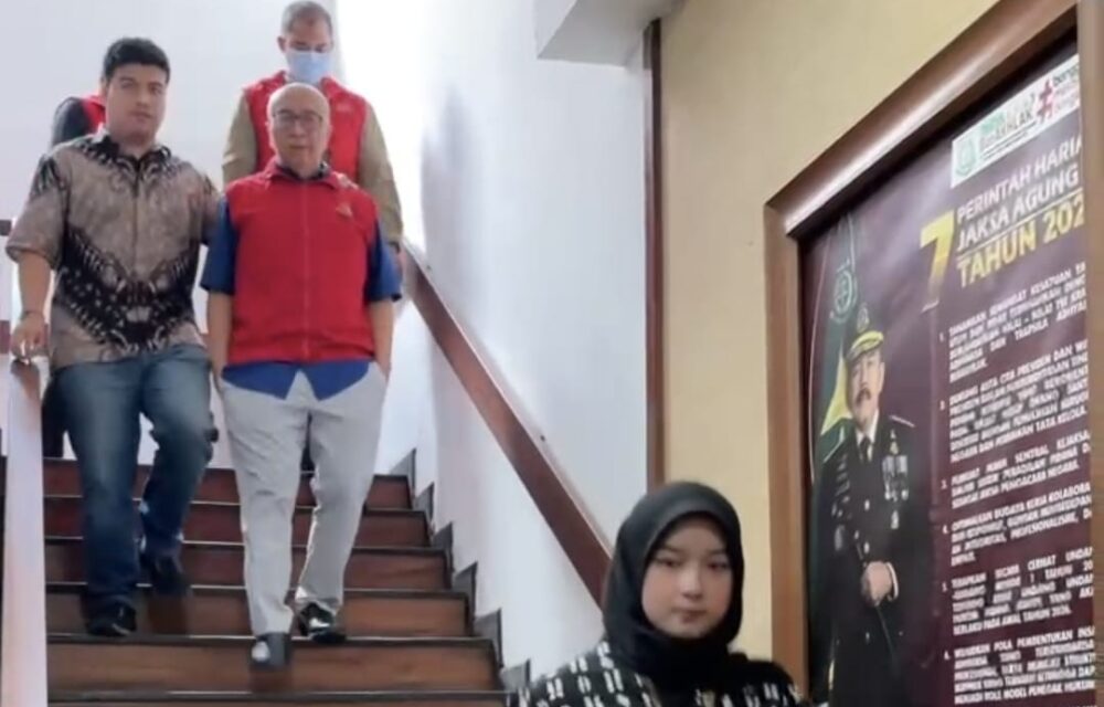 Kejari Kota Bandung Serahkan 4 Tersangka Serta Barang Bukti Dugaan Korupsi Pt Enm Dan Sdi