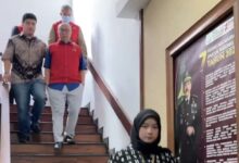 Kejari Kota Bandung Serahkan 4 Tersangka Serta Barang Bukti Dugaan Korupsi Pt Enm Dan Sdi