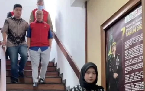 Kejari Kota Bandung Serahkan 4 Tersangka Serta Barang Bukti Dugaan Korupsi PT ENM dan SDI