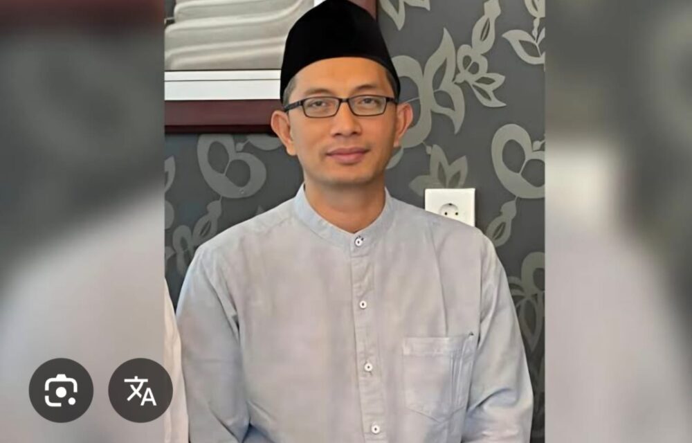 Setahun Sejak Pelantikan Pada 20 Oktober 2024, Kepemimpinan Presiden Prabowo Subianto Bersama Kabinet Merah Putih Telah Menorehkan Sejumlah Capaian Signifikan, Namun Juga Menghadapi Tantangan Kompleks Baik Di Ranah Nasional Maupun Global. Dengan Visi “Asta Cita” Yang Menitikberatkan Pada Kemandirian Ekonomi, Kesejahteraan Rakyat, Dan Stabilitas Nasional, Prabowo Memulai Masa Jabatannya Dengan Modal Politik Kuat: Kemenangan Telak (58,6% Suara) Dan Dukungan Koalisi Besar. Dalam Wawancara Di Yogyakarta (19/10), Ketua Bintang Muda Indonesia (Bmi) Farkhan Evendi, Akrab Disapa Gus Farkhan, Menyampaikan Apresiasi Atas Program Sosial Dan Stabilitas Nasional, Namun Menyoroti Tantangan Ekonomi, Inefisiensi Birokrasi, Dan Perlunya Diplomasi Yang Lebih Proaktif. Apresiasi Gus Farkhan Memuji Program Makan Bergizi Gratis (Mbg), Diluncurkan Januari 2025, Yang Menjangkau Jutaan Anak Sekolah, Balita, Serta Ibu Hamil Dan Menyusui, Membantu Menekan Stunting Dan Malnutrisi. “Mbg Menunjukkan Komitmen Prabowo Pada Rakyat Kecil, Rasanya Memang Agak Berbeda Dengan Program Awal Jokowi, Atau Pendekatan Teknokratis Sby,” Ujar Gus Farkhan. Survei Kompas Litbang (Januari 2025) Mencatat Kepuasan Publik Mencapai 80,9%, Jauh Di Atas Jokowi Dan Sby Di Tahun Pertama. Di Sektor Ekonomi, Kebijakan Seperti Kenaikan Ump (November 2024), Pengampunan Utang Umkm, Dan Pendirian Bank Bullion Emas Dinilai Bmi Sebagai Langkah Berani. Pemindahan Ibu Kota Ke Nusantara (Target 2028) Dan Proyek Strategis Nasional Merauke Untuk Ketahanan Pangan Memperkuat Stabilitas Nasional. Program Beasiswa Pemuda Papua Juga Dinilai Efektif Mengurangi Ketegangan Sosial Di Daerah Terpencil. Di Kancah Global, Bergabungnya Indonesia Ke Brics (2025) Dan Diplomasi “1.000 Teman, 1 Musuh Terlalu Banyak” Juga Disebut Lebih Dinamis. Gus Farkhan Juga Menyoroti Langkah Tepat Prabowo Dalam Hubungan Internasional, Termasuk Misalnya Dalam Menunjuk Agus Harimurti Yudhoyono (Ahy), Menteri Koordinator Bidang Infrastruktur Dan Pembangunan Kewilayahan, Sebagai Duta Khusus Untuk Misi Diplomatik Ke Tiongkok Pada September 2025, Menghadiri Parade Victory Day Dan Membahas Kerjasama Infrastruktur, Investasi, Serta Stabilitas Regional Seperti Isu Laut China Selatan. “Keputusan Mengutus Ahy Itu Tepat, Mengingat Sekaligus Memanfaatkan Pengalaman Militer Dan Jaringan Politik Ahy Dari Era Sby, Menghasilkan Penguatan Hubungan Ekonomi Melalui Potensi Investasi Belt And Road Initiative, Gestur Netralitas Indonesia Di Tengah Ketegangan Geopolitik, Menjadikannya Langkah Sukses Yang Memperkuat Citra Indonesia Sebagai Mitra Strategis,” Terang Gus Farkhan. Tantangan Dan Kritik Namun, Bmi Menyoroti Sejumlah Kelemahan. Kabinet Merah Putih, Dengan Puluhan Menteri Dan Wakil Menteri, Dianggap Terlalu Gemuk, Padahal Sering Mengkampanyekan Pentingnya Efisiensi. “Prabowo Perlu Efisiensi Dan Independensi Lebih Besar Dari Bayang-Bayang Jokowi,” Kata Farkhan, Merujuk Pada Pengaruh Kuat Jokowi Melalui Figur-Figur Lama. Selain Itu, Bidang Ekonomi Juga Masih Menjadi Perhatian Utama. Pertumbuhan Melambat Akibat Pemangkasan Anggaran Proyek Tanpa Sumber Pertumbuhan Baru, Berbeda Dengan Fokus Infrastruktur Jokowi. Kenaikan Ppn Untuk Barang Mewah Dan Wacana Ekspatriat Di Bumn Memicu Polemic. Kelangkaan Lpg 3 Kg Dan Naiknya Pengangguran Memperburuk Daya Beli. “Mbg Populer, Tapi Kualitas Makanan Dan Keterlibatan Militer Berlebihan Perlu Diperbaiki,” Ujar Farkhan. Secara Global, Wacana Keluar Dari Perjanjian Paris Dinilai Kurang Baik Pada Reputasi Lingkungan Indonesia Yang Sudah Lama Dibangun, Komitmen Sby Pada Redd+ Hingga Energi Hijau. Bagaimana Ke Depan? Bmi Mendesak Reformasi Kabinet Untuk Efisiensi, Stimulus Ekonomi Yang Inklusif, Serta Komitmen Pada Ham Dan Lingkungan. “Kami Ingin Lapangan Kerja Bagi Pemuda Dan Kebijakan Yang Responsif. Indonesia Harus Pimpin Isu Global, Seperti Jokowi Di G20, Sambil Belajar Dari Koordinasi Era Sby,” Ujar Farkhan. Gus Farkhan Juga Menekankan Perlunya Diversifikasi Ekspor Dan Rantai Pasok Domestik Untuk Hadapi Dinamika Global, Dengan Pemuda Sebagai Mitra Strategis. Gus Farkhan Optimistis Prabowo Dapat Mempercepat Transformasi Indonesia. “Setahun Ini Menunjukkan Kemampuan Eksekutif Yang Solid, Tapi Ekonomi Dan Diplomasi Perlu Perbaikan Cepat. Kami, Pemuda Demokrat, Mendukung Visi Indonesia Emas 2045, Asal Prabowo Memimpin Dengan Independensi Dan Inovasi,” Tutupnya. Bmi Berharap Tahun Kedua Menjadi Titik Balik Menuju Pemerintahan Yang Lebih Inklusif Dan Tangguh.